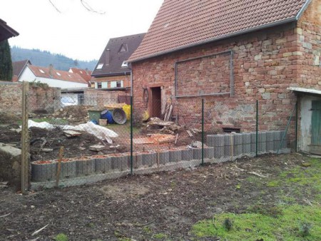 Hier wird später aufgefüllt - eine Stützmauer muß her